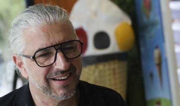 Laurent Franchi devant sa boutique à Strasbourg