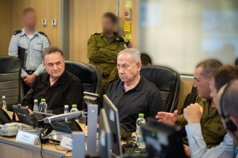 Le chef d'état-major présente un briefing au Premier ministre et au ministre de la Défense