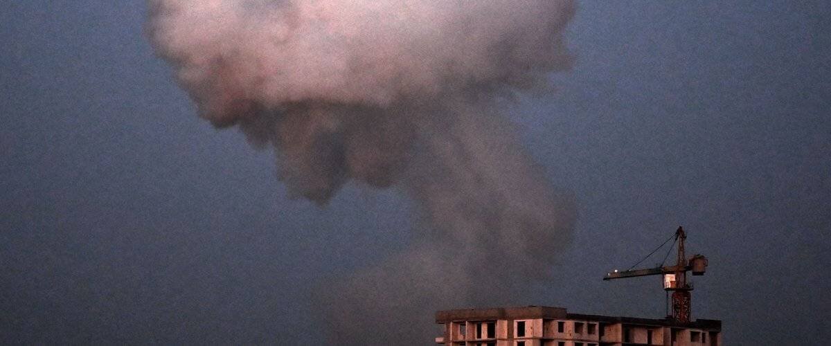 Débris et dégâts visibles après bombardement nocturne à Kiev