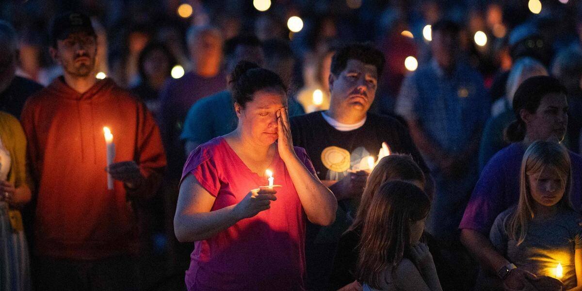 Témoins et policiers près de l'église de Minneapolis