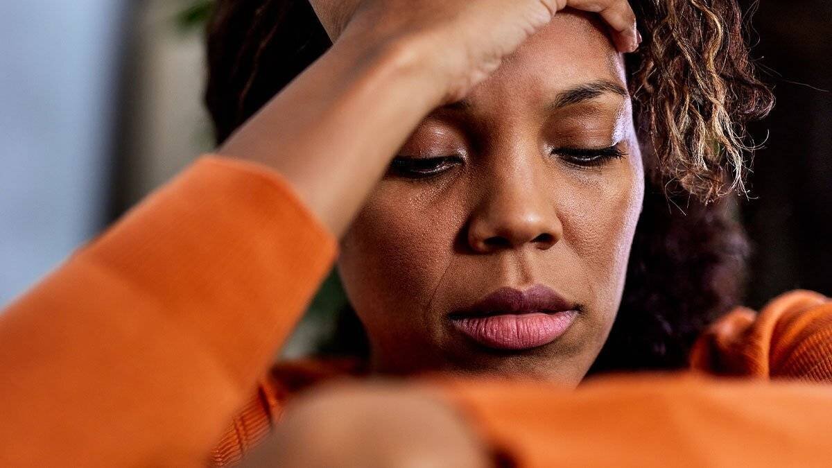 Femme pensive après divorce et révélations familiales