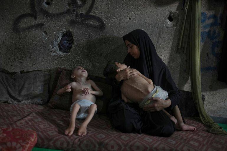 Samah Matar avec ses fils touchés par la malnutrition dans une école de l'ONU à Gaza City