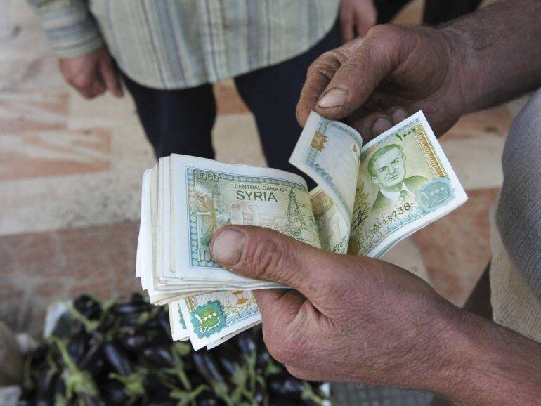 Billets de la livre syrienne en sacs plastiques