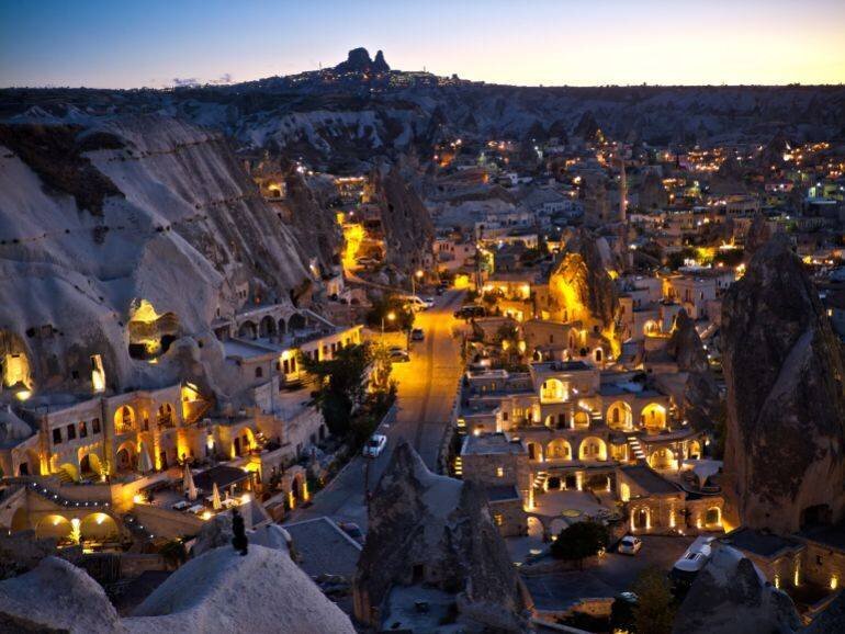 Vue aérienne de Göreme en Cappadoce avec hôtels troglodytes