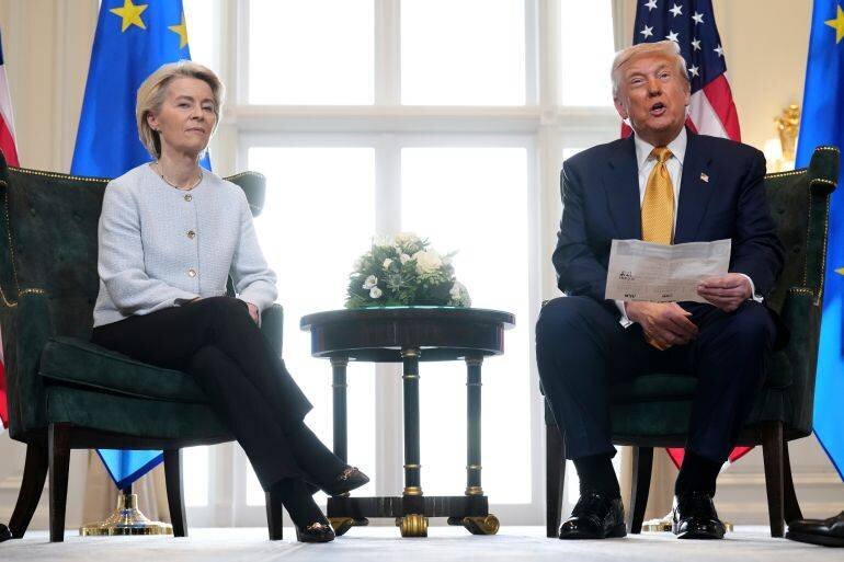 Donald Trump lit les termes de l'accord commercial, Ursula von der Leyen écoute