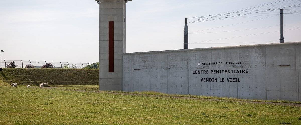 Agents et eau dans les couloirs d'une prison
