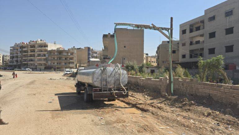 Point d'eau dans un quartier populaire utilisé pour remplir des citernes