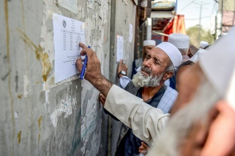 Retraité afghan recevant sa pension à Kaboul