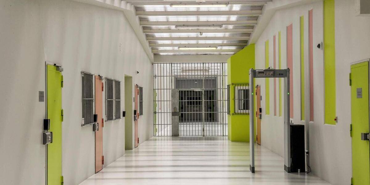 Couloirs inondés dans une prison française