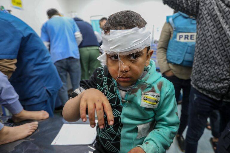 Enfant palestinien reçoit des soins après des frappes en Gaza