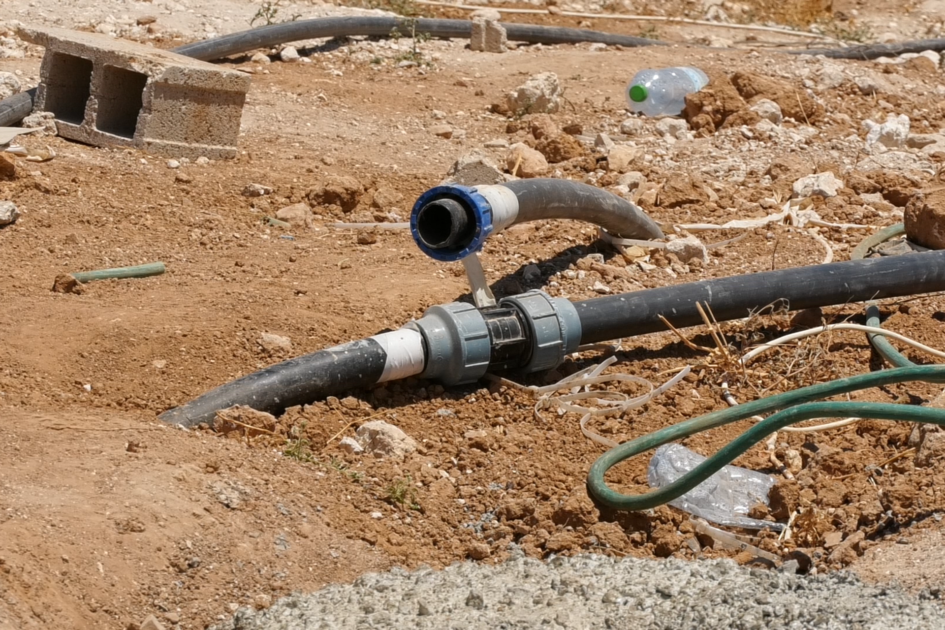 Fermeture de puits artésiens à Al-Dhahiriya