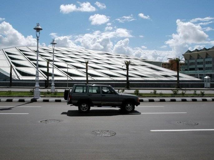 Façade extérieure de la Bibliotheca Alexandrina et espace public