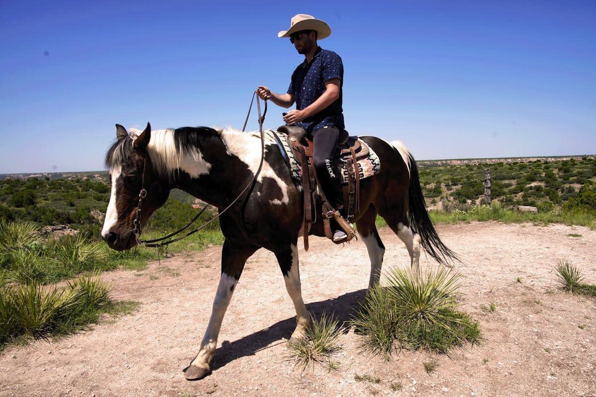 Cowboy à cheval dans la prairie texane