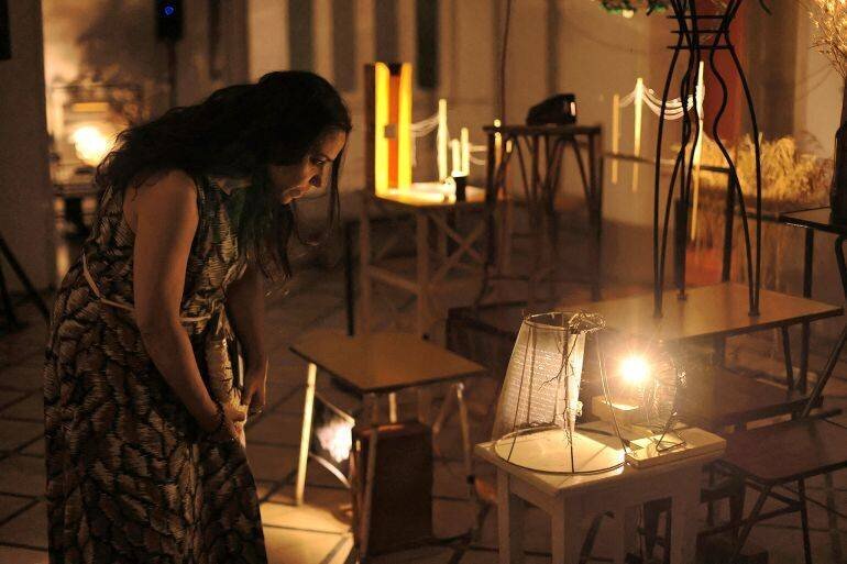 Un visiteur regarde une installation en hommage à Elias Khoury à Beyrouth