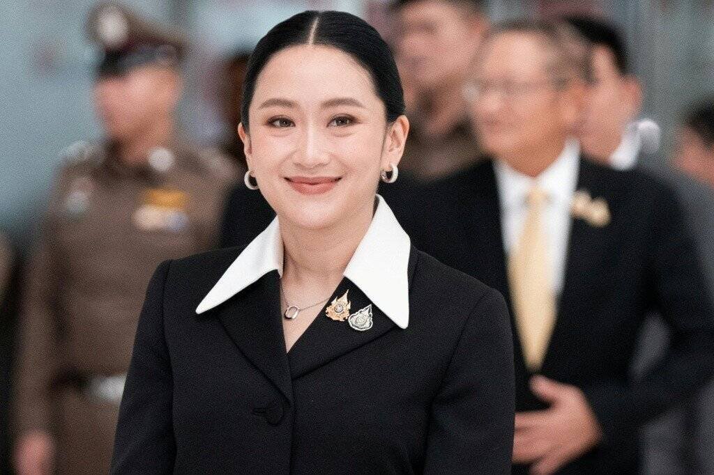 Rostam Nazari sur un échafaudage lors d'une installation de panneaux solaires