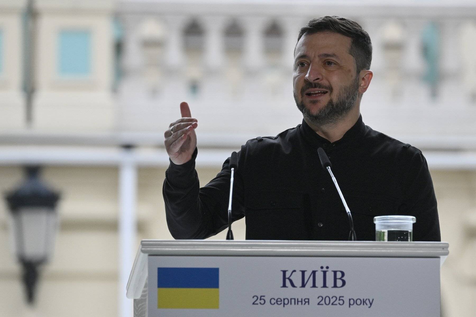 Vue d'un bâtiment résidentiel détruit à Kiev après l'attaque