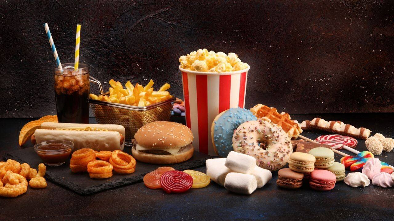 Assiette de snacks industriels ultratransformés