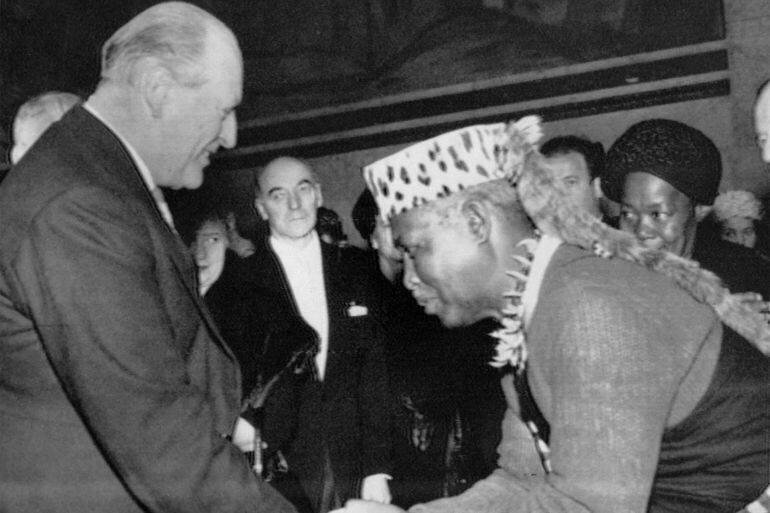 Albert Luthuli s'inclinant après avoir reçu le prix Nobel de la paix en 1960