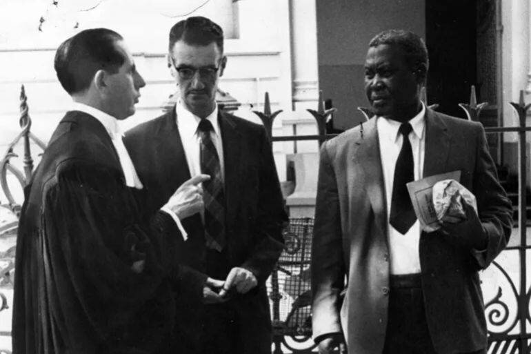 Sydney Kentridge et le chef Luthuli devant l'ancienne synagogue en Afrique du Sud