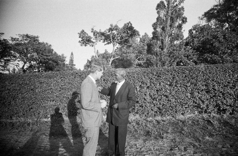 Robert F. Kennedy en visite chez Albert Luthuli en 1966