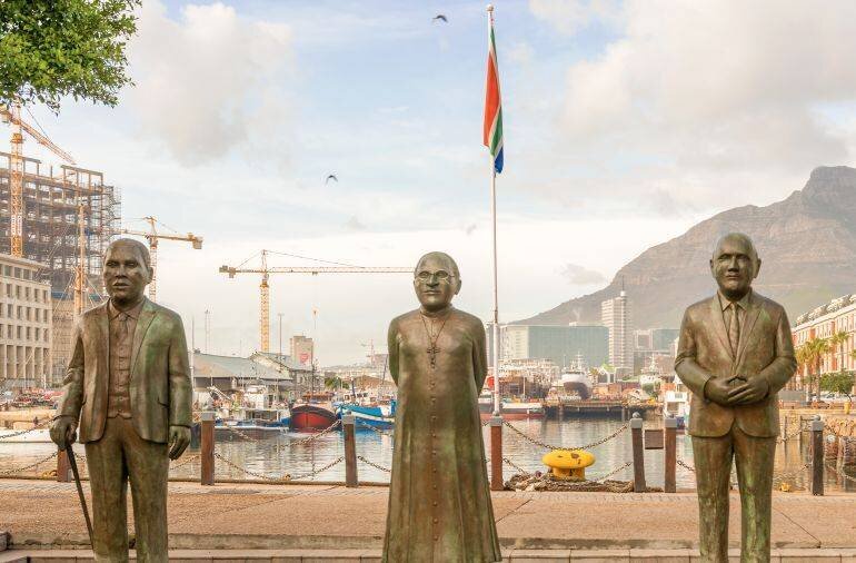 La place Nobel à Cape Town, avec la statue d'Albert Luthuli