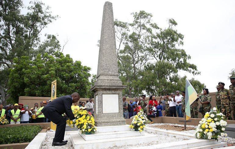 Le président Cyril Ramaphosa déposant une gerbe sur la tombe d'Albert Luthuli