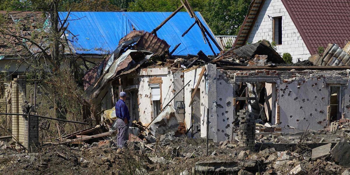 Vue d’ensemble d’une zone urbaine touchée par les bombardements