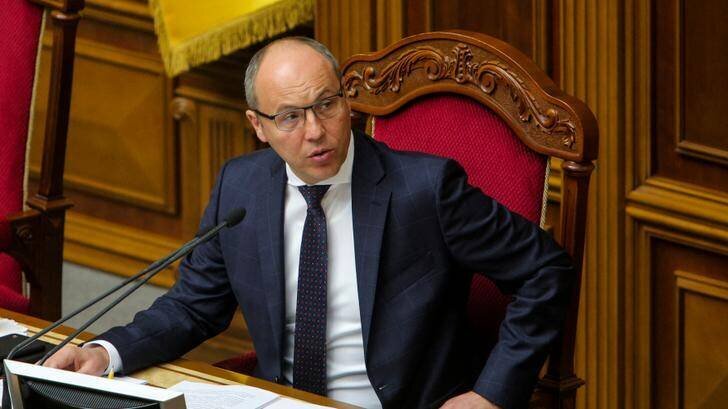 Andriï Parouby allongé au sol à Lviv