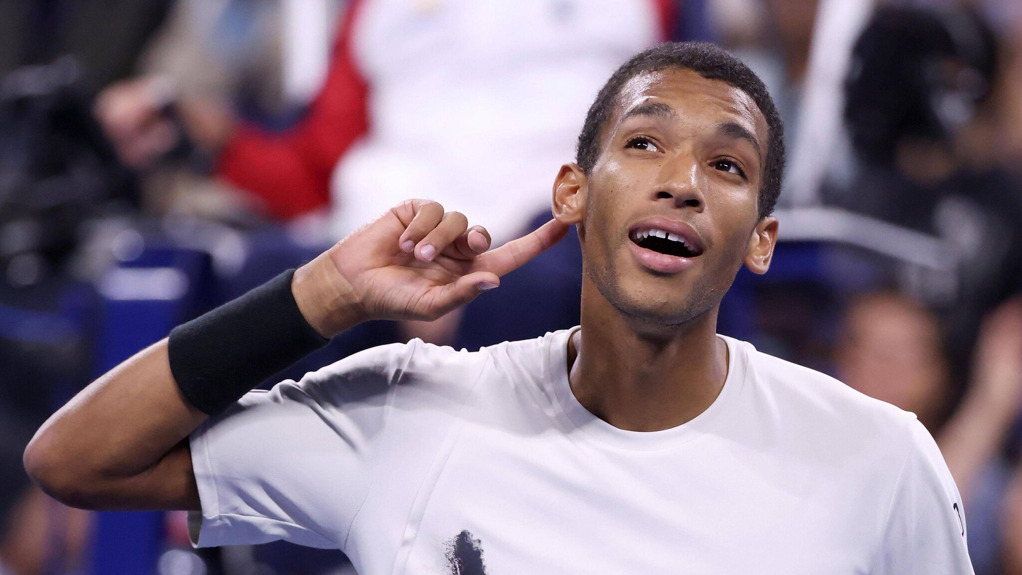 Auger-Aliassime écoute le public à Flushing Meadows