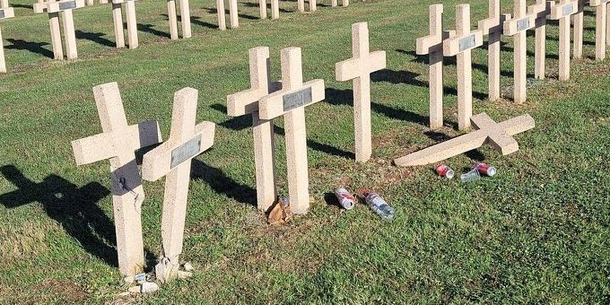 Vue des croix vandalisées à la nécropole nationale de Riche