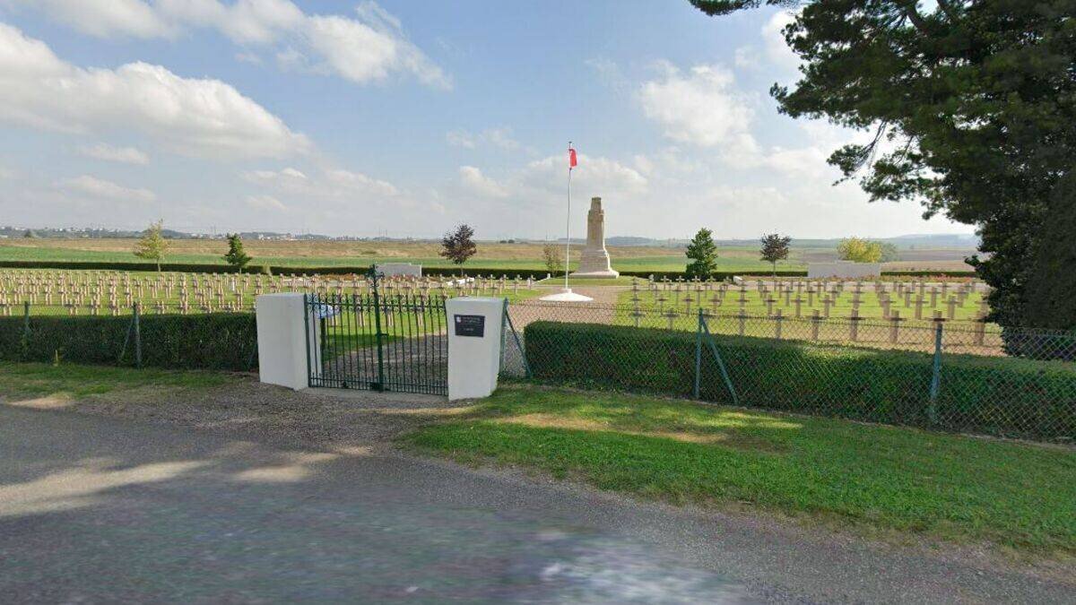 Vue générale de la nécropole nationale de Riche vandalisée