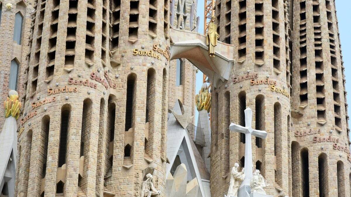 Facade de la Sagrada Família après une action écologiste