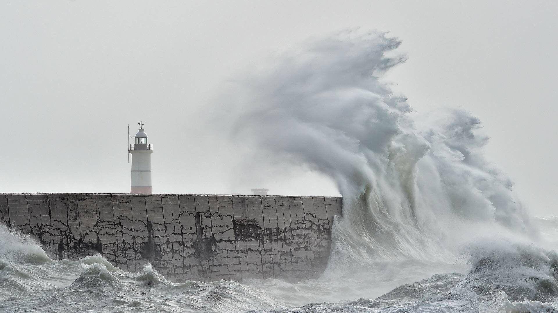 Vagues frappant le phare de Newhaven