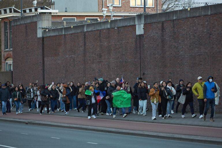 Supporters de Rodrigo Duterte devant la prison de Scheveningen