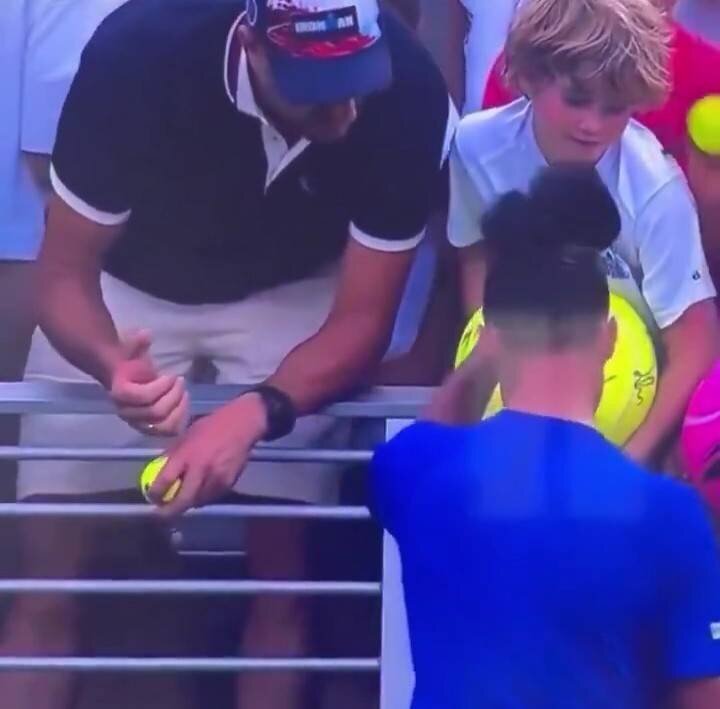 Majchrzak remettant un chapeau à un enfant