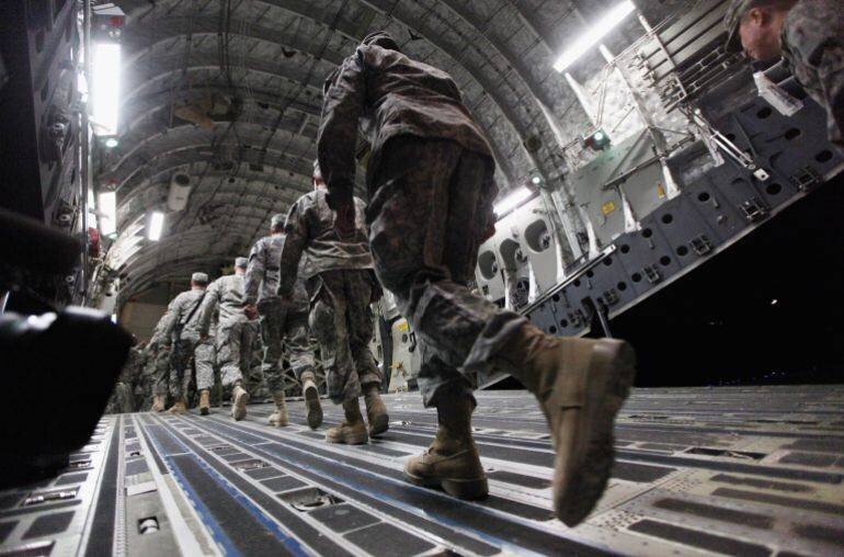 Soldats américains embarquant à bord d'un C-17 pour quitter l'Irak