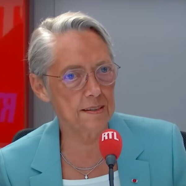Élisabeth Borne commentaire sur les 2 500 professeurs