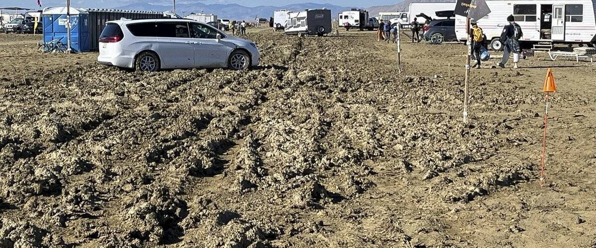Vue générale du Burning Man dans le désert au crépuscule