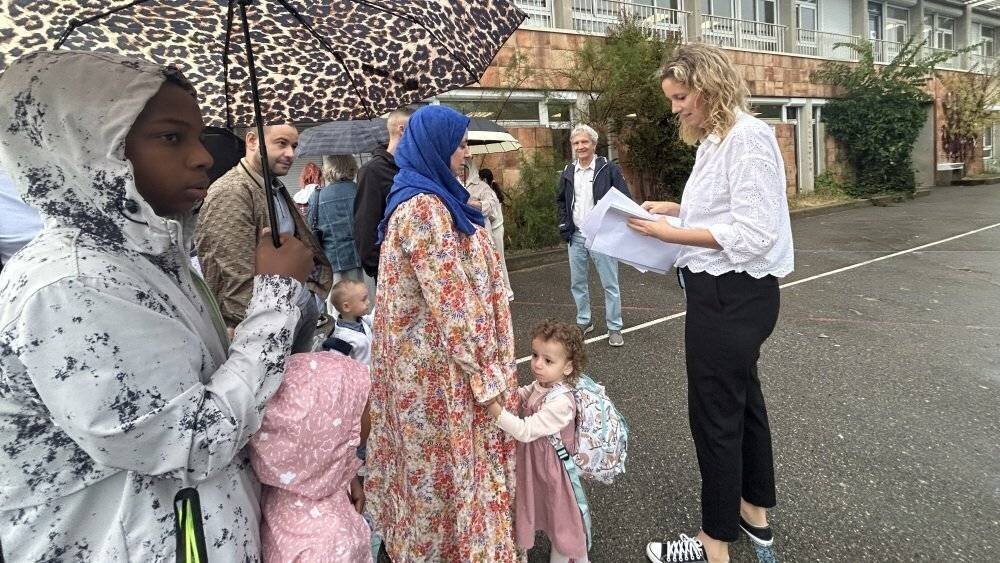 Accueil des parents avec les jeunes élèves à l'école maternelle des Amandiers