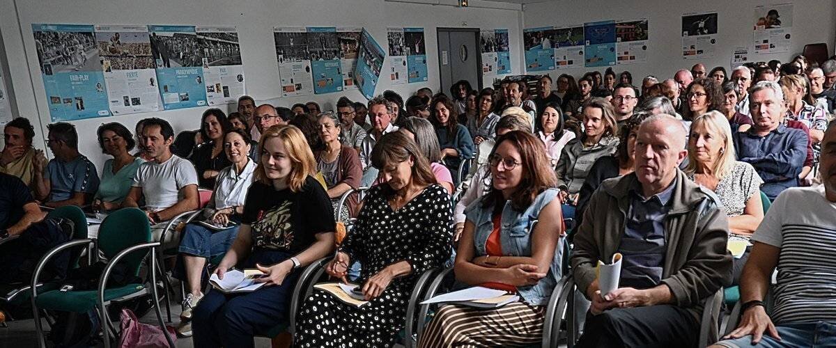Vue d'ensemble d'une rentrée scolaire dans un lycée