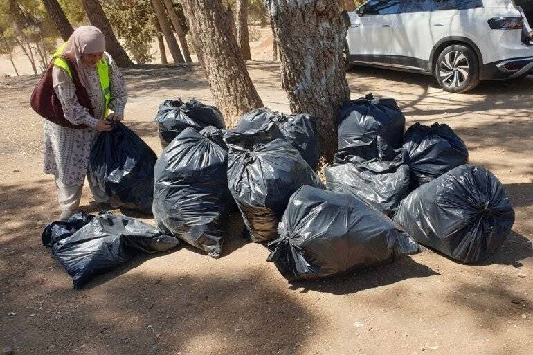 Bénévoles collectant des déchets plastiques pour l'initiative Les Roues Vertes