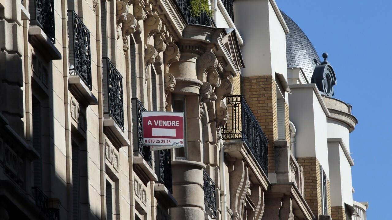 Façades d'agences immobilières à Paris, printemps 2025