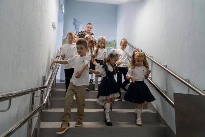 Enfants premier jour dans école souterraine Kharkiv
