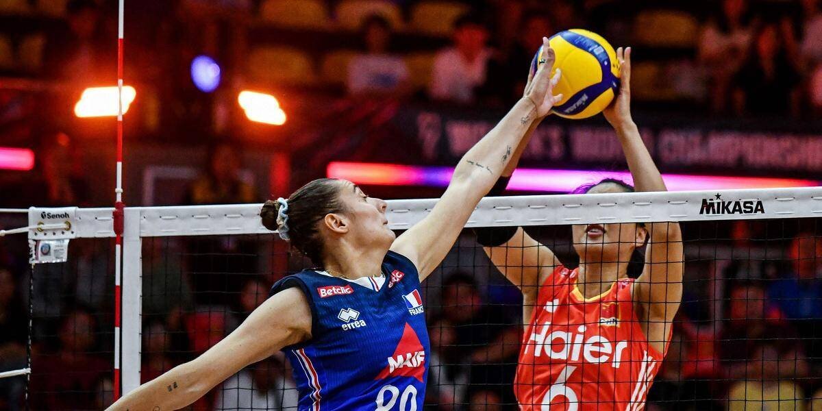 Équipe féminine française de volley en action lors d'un match