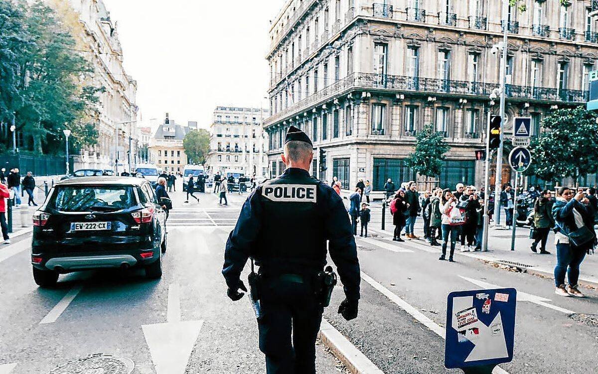 Scène de rue à Marseille après l’attaque, policiers présents
