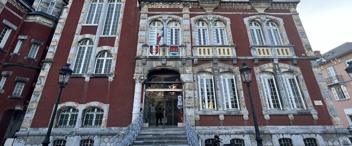 Élus locaux lors d'une permanence à Lourdes