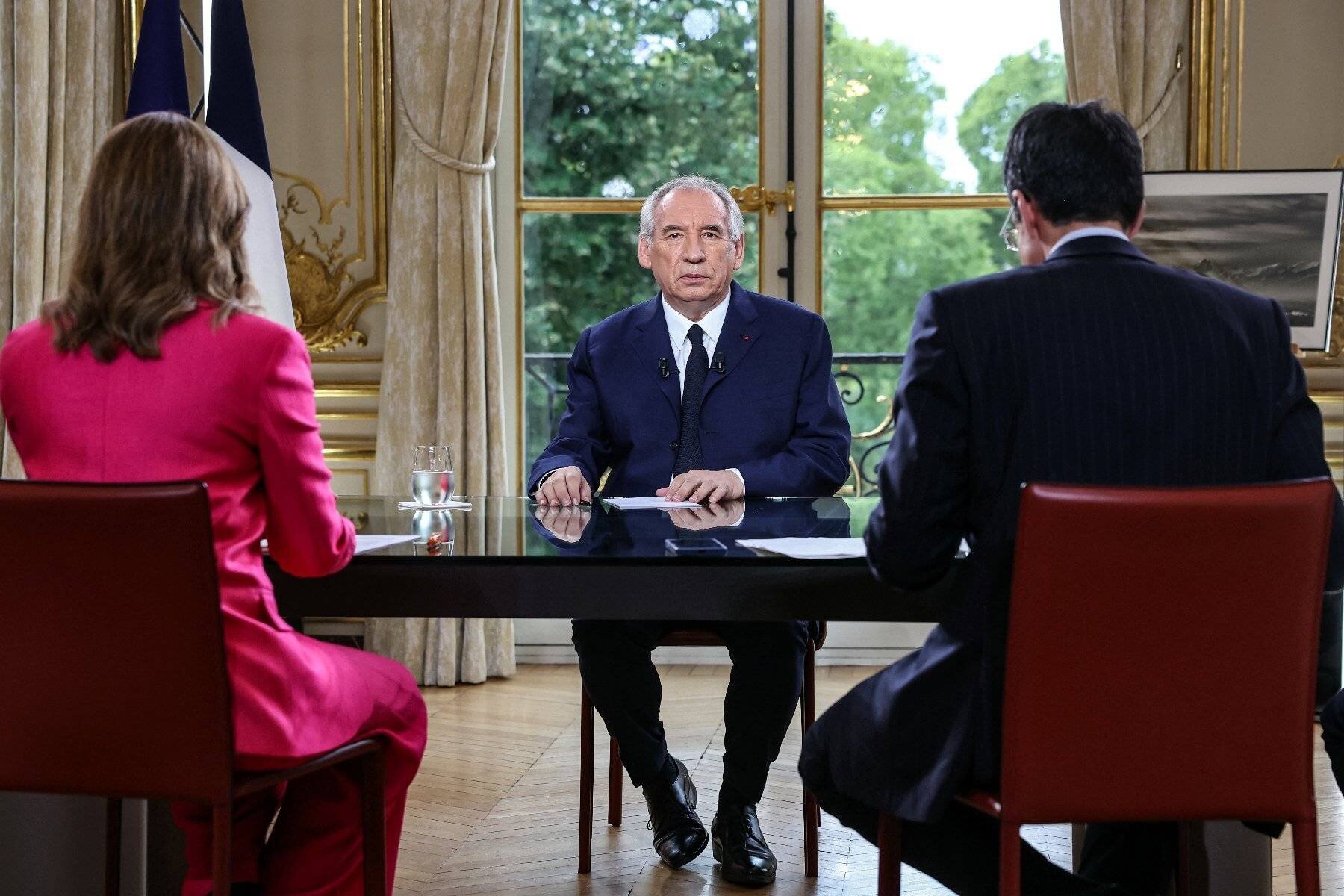 Réunion politique sur dissolution et budget en France