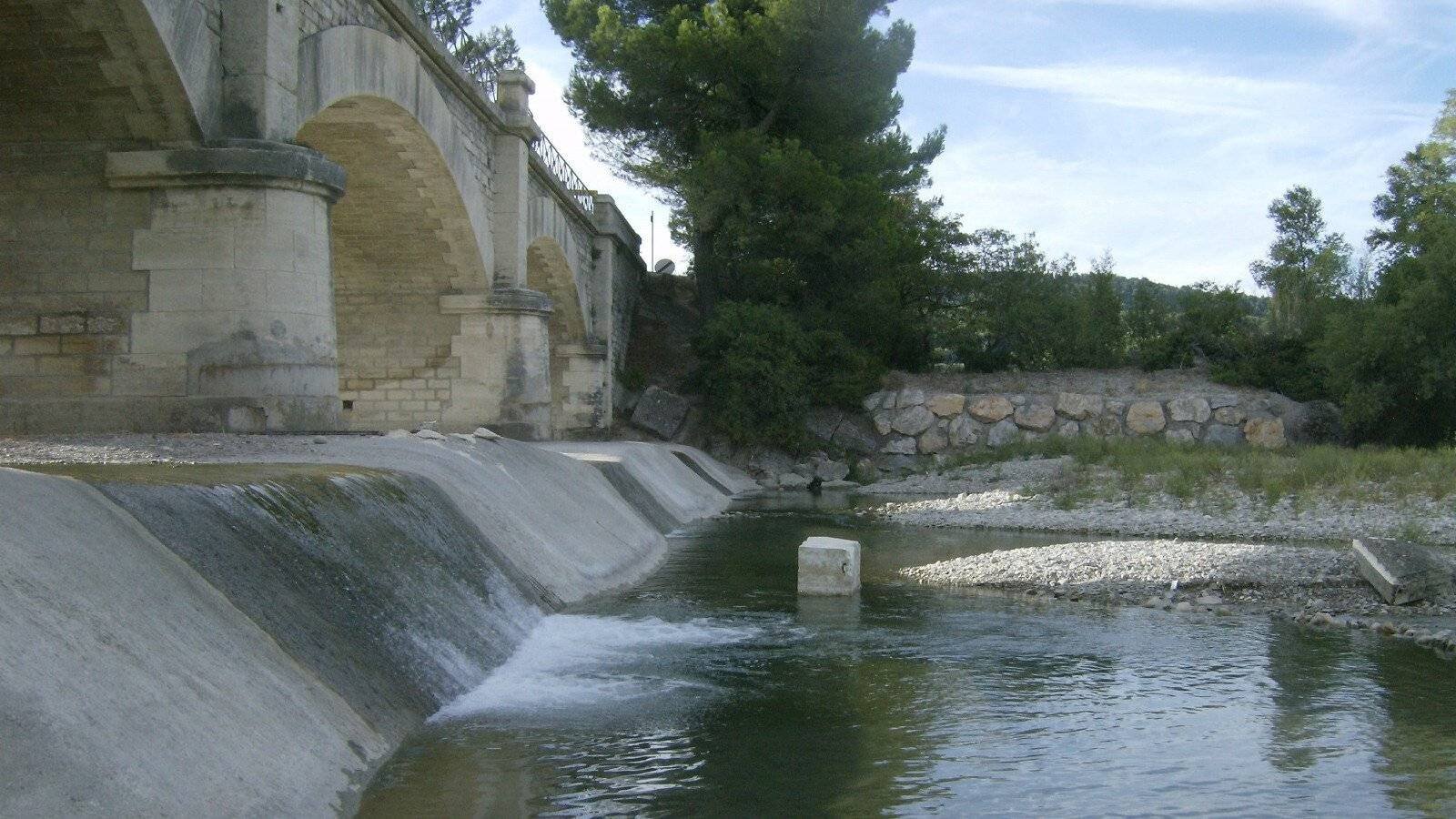 Passe à poissons sous le pont de Buisson (Vaucluse)
