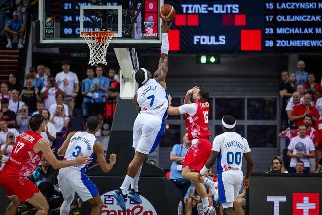 Guerschon Yabusele et Kamil Laczynski à Katowice