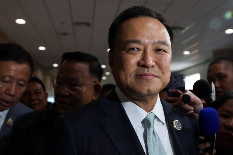 Anutin Charnvirakul quitte une conférence de presse au parlement, Bangkok, 3 septembre 2025